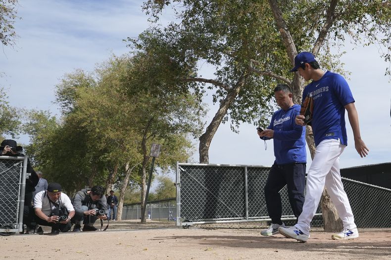 Shohei Ohtani de los Dodgers de Los Ángeles Dodgers tras un entrenamiento de pretemporada, el martes 11 de febrero de 2025, en Phoenix. (AP Foto/Ross D. Franklin)