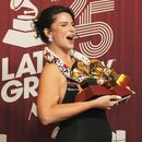 Nathy Peluso sostiene sus tres premios en la ceremonia del Latin Grammy el jueves 14 de noviembre de 2024, en Miami. (Foto AP/Rebecca Blackwell)