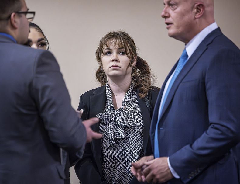 Hannah Gutierrez-Reed, armera de la película Rust, al centro, escucha a su abogado Jason Bowles, derecha, y a su equipo defensor durante su juicio por homicidio involuntario el martes 5 de marzo de 2024, en la Corte Judicial del Primer Distrito en Santa Fe, Nuevo México. (Jim Weber/Santa Fe New Mexican vía AP, Pool)