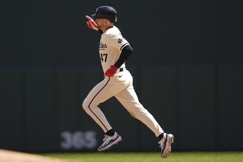 Edouard Julien (47), de los Mellizos de Minnesota, corre las bases después de conectar un jonrón solitario durante la sexta entrada de un juego de béisbol contra los Medias Blancas de Chicago, el jueves 25 de abril de 2024, en Minneapolis. (AP Foto/Abbie Parr)