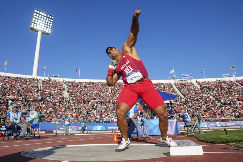 El mexicano Uziel Muñoz compite en el impulso de la bala del atletismo de los Juegos Panamericanos en Santiago, Chile, el viernes 3 de noviembre de 2023. (AP Foto/Martín Mejía)