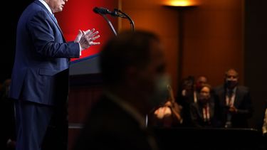 Trump acepta la nominación y arremete contra Biden