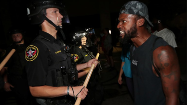el video de un policia que le dispara siete veces a un hombre afroamericano desato protestas en winsconsin