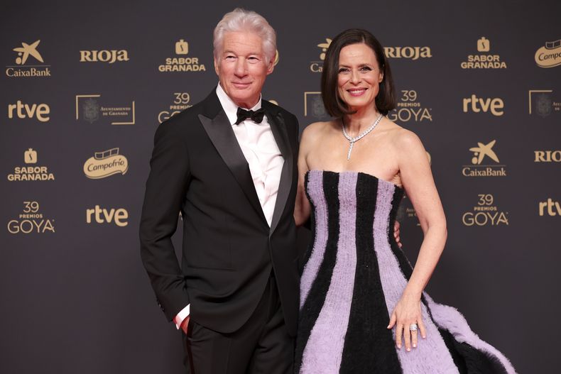 Richard Gere, izquierda, y Aitana Sanchez Gijon llegan a la 39ª edición de los Premios Goya en Granada, España, el sábado 8 de febrero de 2025, en Granada. (Foto AP/Fermin Rodriguez)
