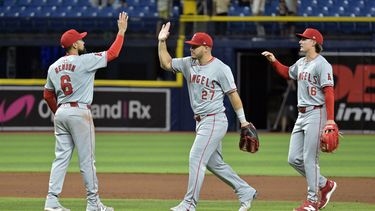 Anthony Rendón (6), Mike Trout (27) y Mickey Moniak (16), de los Angelinos de Los Ángeles, celebran después de la victoria del equipo sobre los Rays de Tampa Bay en un partido de béisbol el miércoles 17 de abril de 2024 en St. Petersburg, Florida (AP Foto/Steve Nesius)