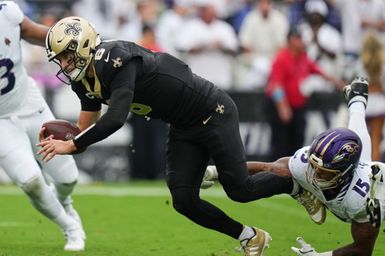 El quarterback de los Saints de Nueva Orleans Tyler Shough es capturado por el linebacker de los Ravens de Baltimore Mike Green en el encuentro del domingo 20 de septiembre del 2026. (AP Foto/Stephanie Scarbrough)