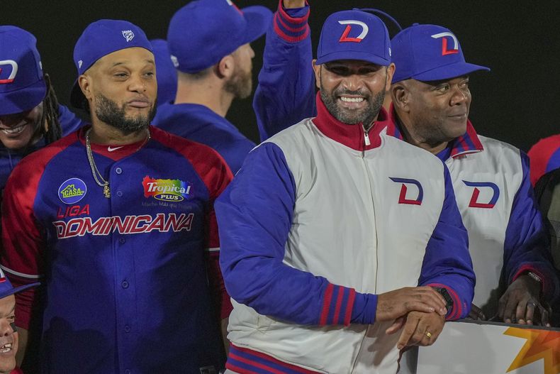 El mánager Albert Pujols (derecha) celebra luego de la conquista del título de la Serie del Caribe al frente de los Leones del Escogido de la República Dominicana, el viernes 7 de febrero de 2025, en Mexicali, México. (AP Foto/Fernando Llano)