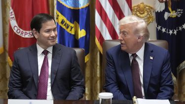 El presidente Donald Trump habla durante una reunión de su gabinete el martes 26 de agosto de 2025, en la Casa Blanca, en Washington. A la izquierda está el secretario de Estado, Marco Rubio. (AP Foto/Mark Schiefelbein)