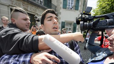 americateve | El atacante uruguayo del Barcelona Luis Su&aacute;rez habla con medios de comunicaci&oacute;n a su salida de una audiencia en el Tribunal de Arbitraje Deportivo el viernes 8 de agosto de 2014 en Lausana, Suiza. (Foto de AP/Keystone, Laurent Gillieron)