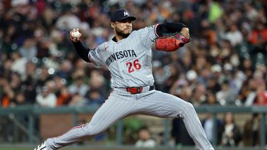 El lanzador de los Mellizos de Minnesota Taj Bradley lanza en la cuarta entrada ante los Gigantes de San Francisco el martes 22 de septiembre del 2026. (AP Foto/Jed Jacobsohn)