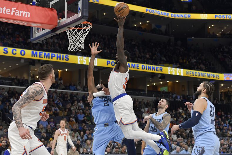 Julius Randle, de los Knicks de Nueva York, dispara frente a Xavier Tillman, de los Grizzlies de Memphis, en el encuentro del sábado 13 de enero de 2024 (AP Foto/Brandon Dill)