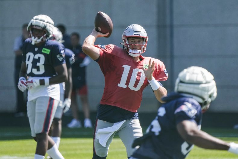 Mac Jones, quarterback de los Patriots de Nueva Inglaterra, lanza durante el entrenamiento del equipo de la NFL, el miércoles 16 de agosto de 2023, en Green Bay, Wisconsin. (AP Foto/Morry Gash)
