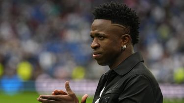 Vinicius Junior del Real Madrid aplaude a los espectadores previo al partido contra el Rayo Vallecano en la Liga de España, el miércoles 24 de mayo de 2023. (AP Foto/Manu Fernández)