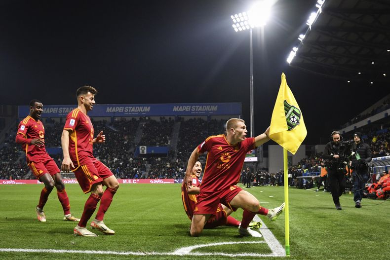 Rasmus Kristensen de la Roma celebra tras anotar en el encuentro de la Serie A ante el Sassuolo el domingo 3 de diciembre del 2023. (Massimo Paolone /LaPresse via AP)