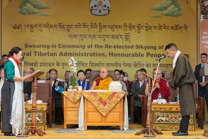 La presidenta de la Comisión Suprema de Justicia de Tíbet, Yeshi Wangmo (izquierda), toma juramento a Penpa Tsering (derecha) como líder político del gobierno tibetano en el exilio, en presencia del líder espiritual tibetano, el dalai lama (centro), en Dharamshala, India, el 27 de mayo de 2026. (AP Foto/ Shailesh Bhatnagar)