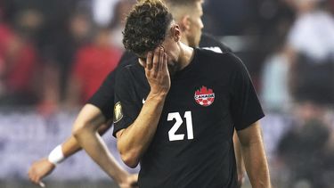 El canadiense Jonathan Osorio (21) reacciona tras el empate 2-2 ante Guadalupe en el Grupo D de la Copa de oro, el martes 27 de junio de 2023, en Toronto. (Chris Young/The Canadian Press vía AP)