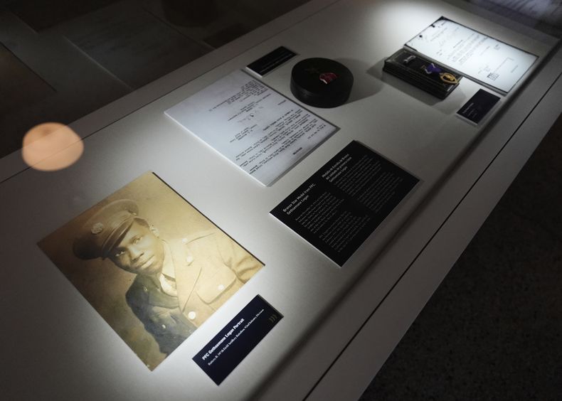 Artefactos en exhibición en el Museo Nacional de los Soldados Búfalo el viernes 27 de junio de 2025 en Houston, Texas. (AP Foto/Ashley Landis)