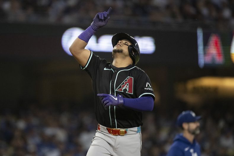 El venezolano de los Diamondbacks de Arizona Gabriel Moreno celebra su jonrón de dos carreras en al tercera entrada ante los Dodgers de Los Ángeles el lunes 19 de mayo del 2025. (AP Foto/Kyusung Gong)