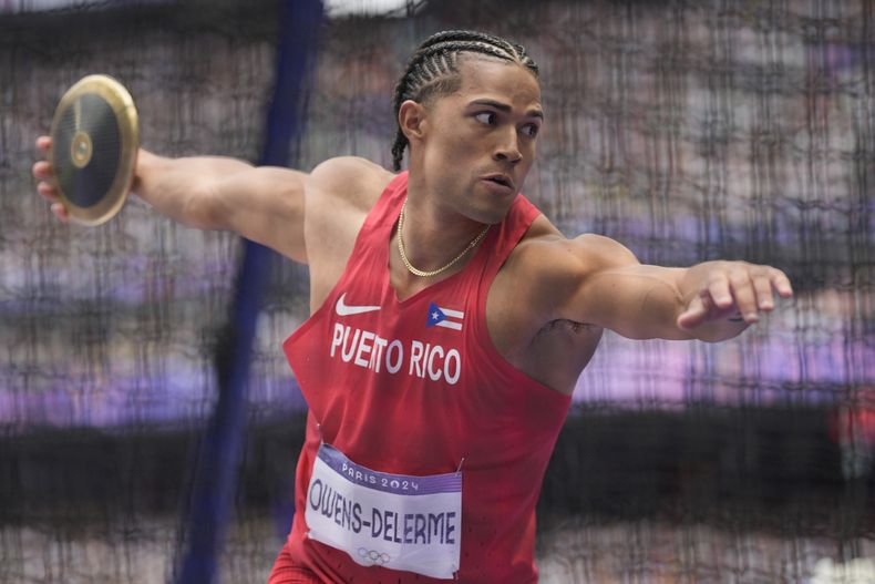 El puertorriqueño Ayden Owens-Delerme compite en el evento de lanzamiento de disco del decatlón olímpico, el sábado 3 de agosto de 2024, en Saint-Denis, Francia. (AP Foto/Matthias Schrader)