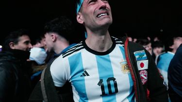 Un hincha argentino llora la derrota de la selección de su país ante España en la final mundialista, tras mirar el partido en Buenos Aires, el domingo 19 de julio de 2026 (AP Foto/Gustavo Garello)