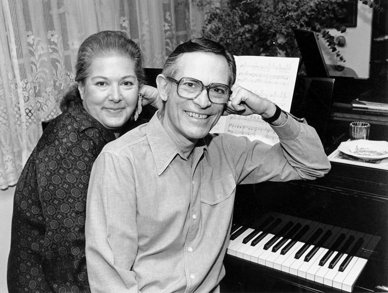 ARCHIVO - Marilyn y Alan Bergman posan ante el piano en su casa de Beverly Hills el 17 de marzo de 1980. (Foto AP/Lennox McLendon, archivo)