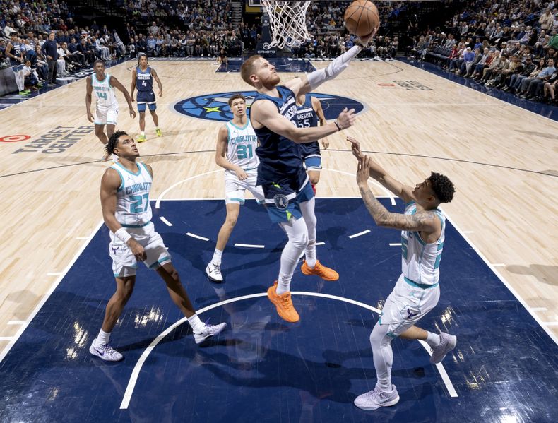Donte DiVincenzo (0) de los Minnesota Timberwolves intenta un tiro en el último cuarto el lunes 4 de noviembre de 2024, en Minneapolis, Minnesota (Carlos González/Star Tribune vía AP)