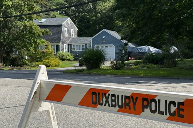 Un cerco policial fuera de la antigua casa de Lindsay Clancy en Duxbury, Massachusetts, el viernes 31 de julio de 2026. (AP Foto/Rodrique Ngowi)