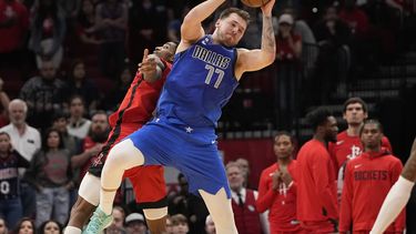 Doncic anota 39; Mavs remontan ante Rockets