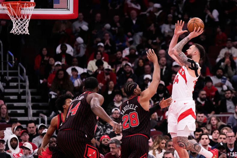 El alero de los Raptors de Toronto Sandro Mamukelashvili salta para anotar frente a Guerschon Yabusele de los Bulls de Chicago en el encuentro del miércoles 18 de marzo del 2026. (AP Foto/Nam Y. Huh)