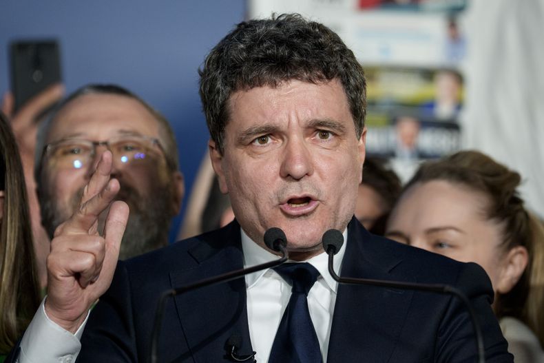 El candidato presidencial Nicusor Dan habla tras el fin de la votación en las elecciones en Bucarest, Rumania, el 18 de mayo del 2025. (AP foto/Andreea Alexandru)