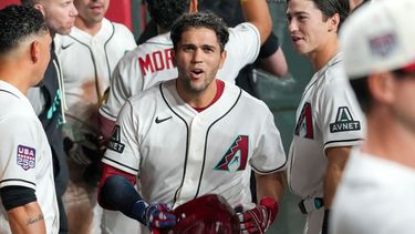 Adrian del Castillo, centro, de los Diamondbacks de Arizona, celebra con sus compañeros después de batear un cuadrangular de tres carreras en la primera entrada del juego de béisbol de Grandes Ligas contra los Cerveceros de Milwaukee, el sábado 4 de julio de 2026, en Phoenix. (AP Foto/Darryl Webb)
