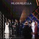 ARCHIVO- El productor Eduardo Villanueva, centro, recibe el Goya a la mejor película por As Bestas en la 37a ceremonia de los Premios Goya en Sevilla, España, el domingo 12 de febrero de 2023. Los Premios Goya se entregarán el sábado 10 de febrero de 2024 con “20.000 especies de abejas” y “La sociedad de la nieve” como las principales nominadas para la 38a edición de los Premios de la Academia de Cine de España. (Foto AP/Jose Breton, archivo)