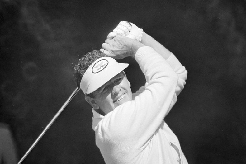 ARCHIVO - Foto del 11 de abril de 1974, el excampeón del Masters Jack Burke Jr. durante una sesión de práctica en el Augusta National. El viernes 19 de enero del 2024 fallece Burke a los 100 años. (AP Foto/Paul Vathis, Archivo)