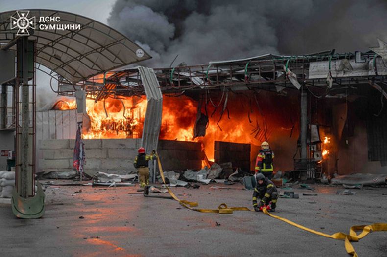 En esta imagen, distribuida por el Servicio de Emergencias de Ucrania, bomberos sofocan un incendio en una gasolinera tras un ataque aéreo ruso, en Sumy, Ucrania, el 25 de junio de 2026. (Servicio de Emergencias de Ucrania vía AP)