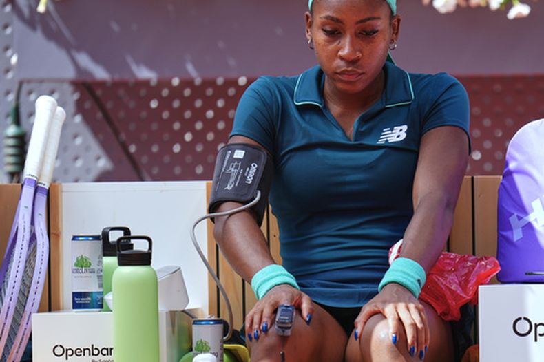 Coco Gauff de los Estados Unidos recibe atención médica durante su partido contra Sorana Cirstea de Rumania en el torneo de tenis del Abierto de Madrid, el domingo 26 de abril de 2026, en Madrid. (AP Foto/Manu Fernandez)