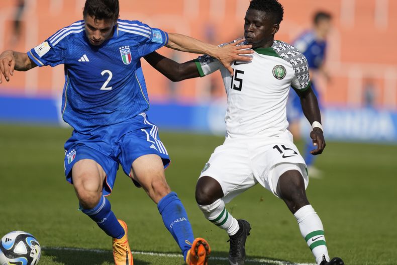 Mattia Zanotti, izquierda, de Italia disputa la pelota ante Jude Sunday de Nigeria, durante el partido del Grupo D en el estadio Malvinas Argentinas de Mendoza, Argentina, miércoles 24 de mayo, 2023. (AP Foto/Natacha Pisarenko)