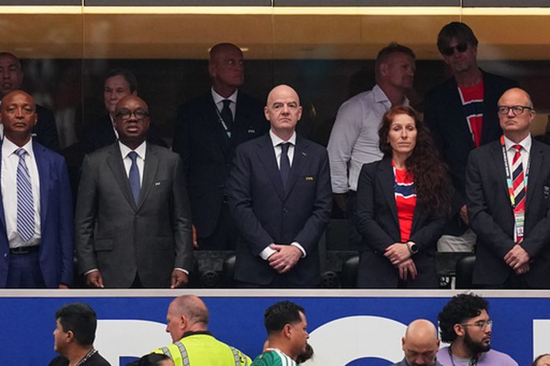 El presidente de la FIFA Gianni Infantino acompañado por la presidenta de la Federación de Fútbol de Noruega Lise Klaveness en el encuentro de dieciseisavos de final ante Costa de Marfil en la Copa Mundial el martes 30 de junio del 2026. (AP Foto/Julio Cortez)