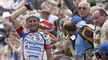 ARCHIVO - El italiano Davide Rebellin celebra tras ganar la clásica Valona Flecha en Huy, Bélgica, el 22 de abril de 2009. (AP Foto/Geert Vanden Wijngaert)