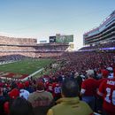 ARCHIVO - Foto del 22 de enero del 2023 aficionados en el Estadio Levis durante el encuentro divisional ante los Cowboys de Dallas. El lunes 22 de mayo del 2023, los dueños de la NFL eligen a San Francisco para recibir el Super Bowl 60 en el 2016. (AP Foto/Josie Lepe, Archivo)