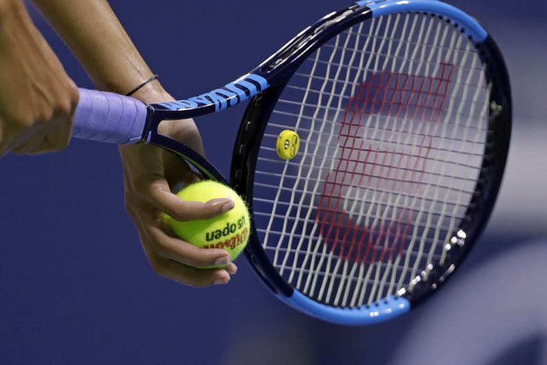 ARCHIVO - Una tenista se prepara para sacar durante un partido del torneo Abierto de Estados Unidos, el miércoles 5 de septiembre de 2018, en Nueva York. La llegada de Arabia Saudita al mundo del tenis ahora incluye un acuerdo multianual para patrocinar los rankings de la WTA, informó el circuito femenino que llegó a un acuerdo con el Fondo de Inversión Pública (PIF) de Arabia Saudita. (AP Foto/Adam Hunger, Archivo)