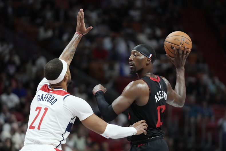 Bam Adebayo, del Heat de Miami, busca enviar un pase ante Daniel Gafford, de los Wizards de Washington, el viernes 3 de noviembre de 2023 (AP Foto/Wilfredo Lee)