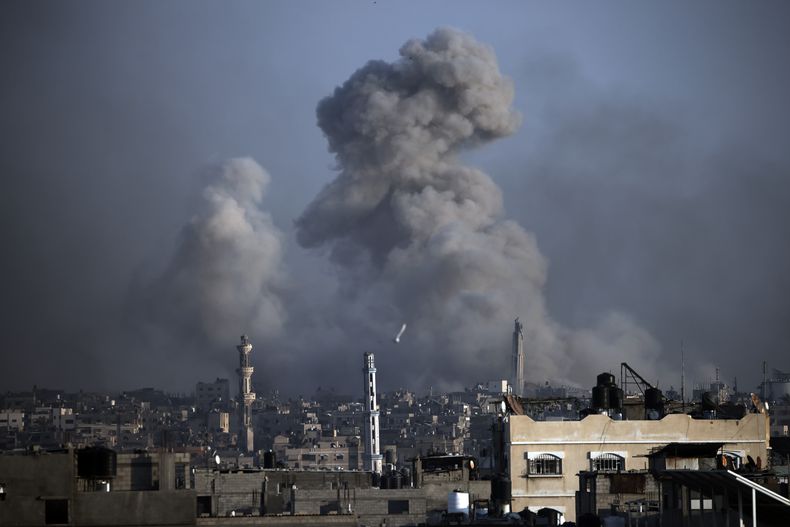 ARCHIVO - Una nube de humo se alza tras bombardeos israelíes en Jan Yunis, en el sur de la Franja de Gaza, el 17 de enero de 2024. (AP Foto/Mohammed Dahman, Archivo)