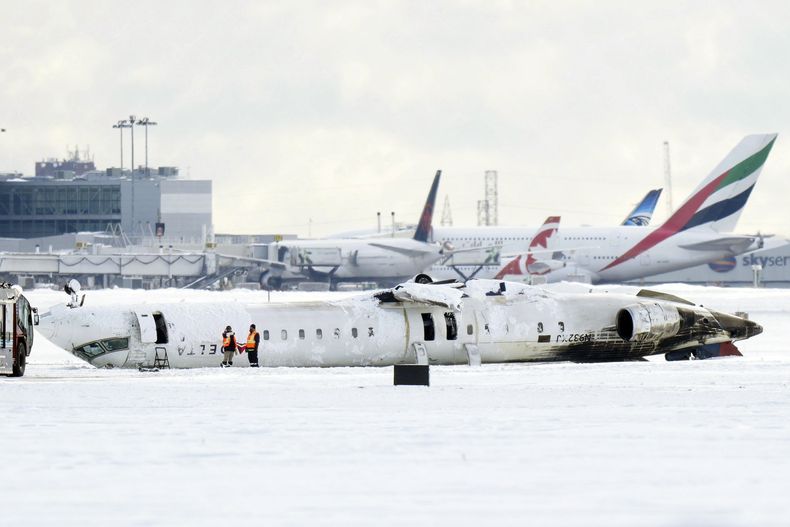 El avión que quedó volcado en el Aeropuerto Internacional Pearson de Toronto el 18 de febrero del 2025. (Chris Young/The Canadian Press via AP)