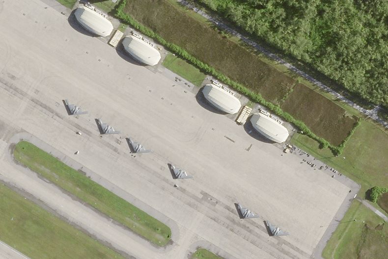 Esta foto satelital de Planet Labs PBC muestra seis bombarderos furtivos B-2 estacionados en Camp Thunder Cove en la isla Diego Garcia, el miércoles 2 de abril de 2025, mientras Estados Unidos continúa con una campaña de ataques contra los rebeldes hutíes de Yemen. (Planet Labs PBC vía AP)