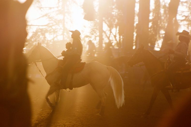 Esta imagen, difundida por Peacock, muestra una escena del documental High Horse: The Black Cowboy. (Troy Harvey/Peacock via AP)