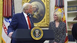 El presidente estadounidense Donald Trump da la bienvenida a Pam Bondi antes de que preste juramento como secretaria de Justicia, en la Oficina Oval de la Casa Blanca, en Washington, el miércoles 5 de febrero de 2025. (AP Foto/Evan Vucci)