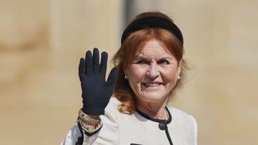 ARCHIVO - Sarah Ferguson saluda a la multitud mientras asiste a la misa de Maitines de Pascua en la Capilla de San Jorge, en el Castillo de Windsor, Inglaterra, el 20 de abril de 2025. (Foto AP/Kirsty Wigglesworth, Pool, archivo)