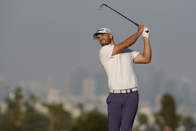 Wyndham Clark observa su tiro desde el tee en el hoyo 13 de la tercera ronda del Abierto de Estados Unidos en el Country Club de Los Ángeles el sábado 17 de junio del 2023. (AP Foto/George Walker IV)