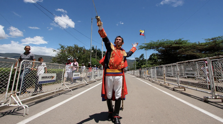 Una persona celebra la reapertura (AFP)