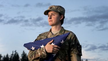 Militares transgénero fustigan a Trump por veto indefinido